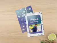 Karte mit Einsteckfoto als Geburtstagseinladung Eine Karte mit Einsteckfoto als Geburtstagseinladung liegend auf einem Tisch