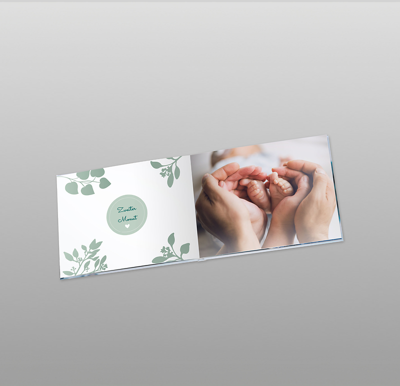 Eine Innenseite eines Pixum Fotobuches mit der Vorlage "Mein erstes Jahr", um ein Babyalbum zu gestalten