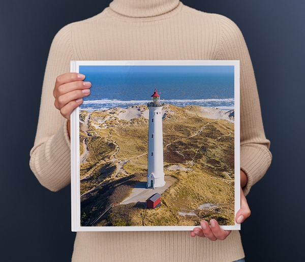 Una donna regge il Fotolibro Pixum XXL quadrato