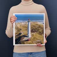 Fotolibro Pixum XXL quadrato Una donna regge il Fotolibro Pixum XXL quadrato