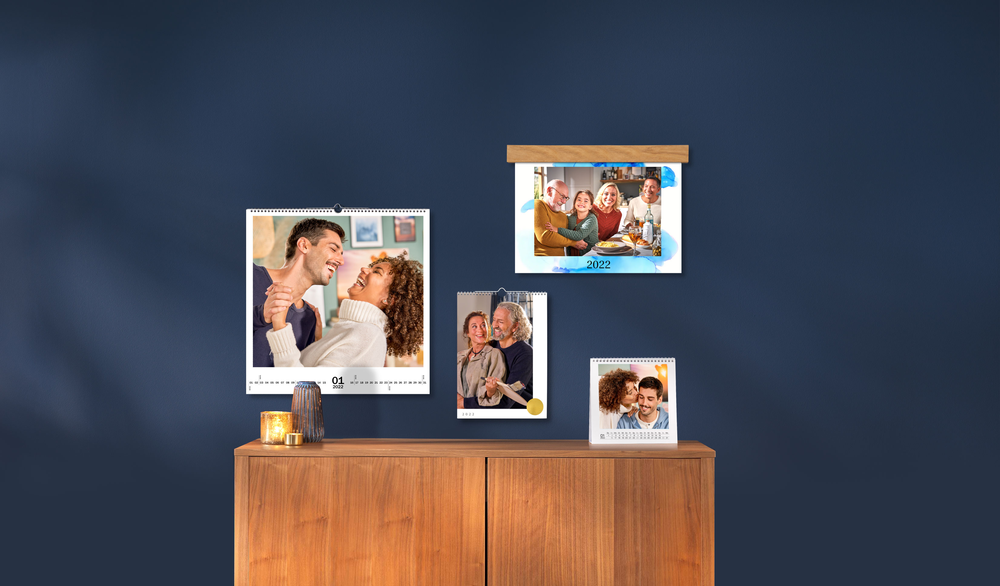 Mix di calendari da parete quadrati, panoramici, verticali e un calendario da tavolo.