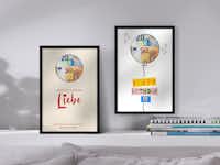 Foto-Geldgeschenk mit Designs zur Geburt und zur Hochzeit Foto-Geldgeschenk mit Designs zur Geburt und zur Hochzeit an einer Wand