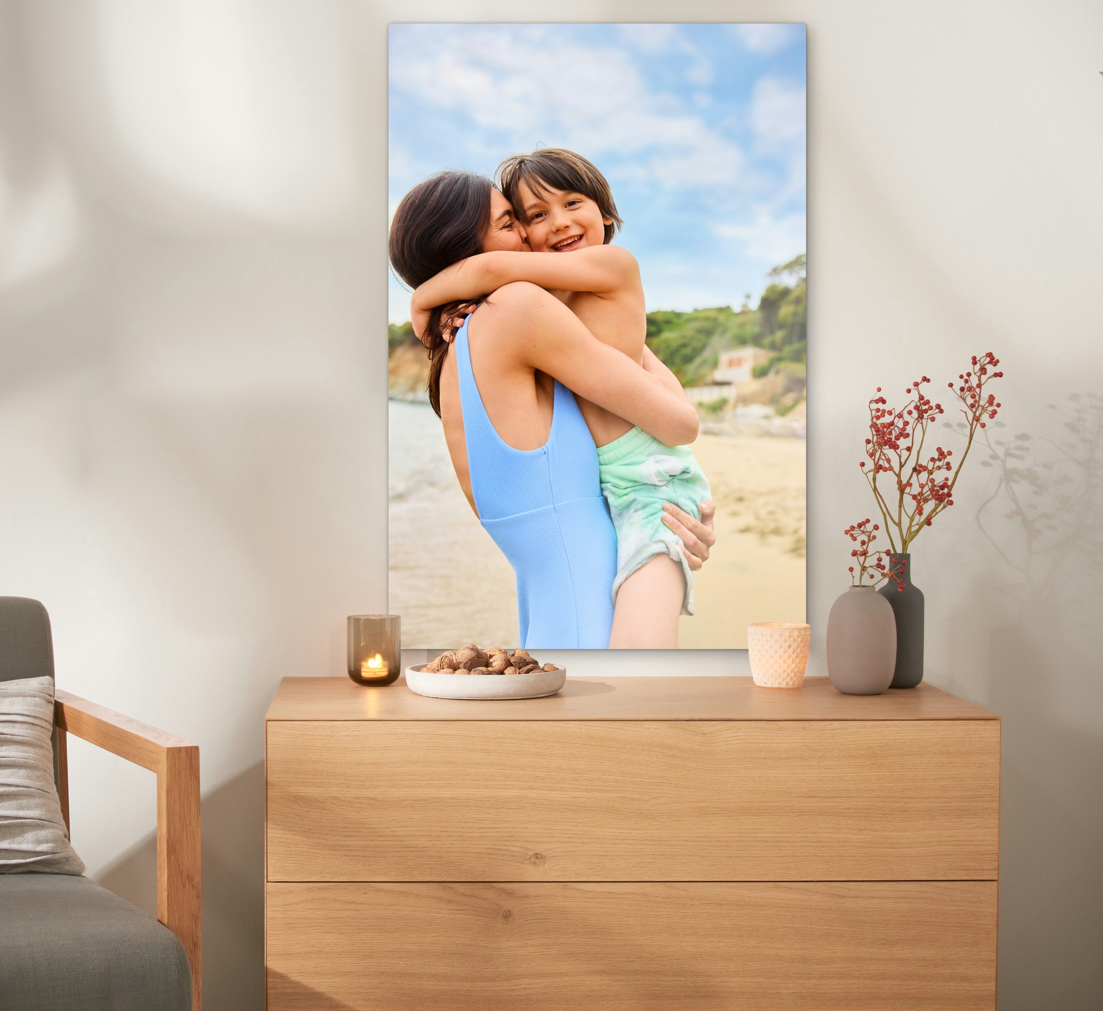 Pixum Galerie-Print mit Hochzeitsfoto als Wandbild über einer Kommode.