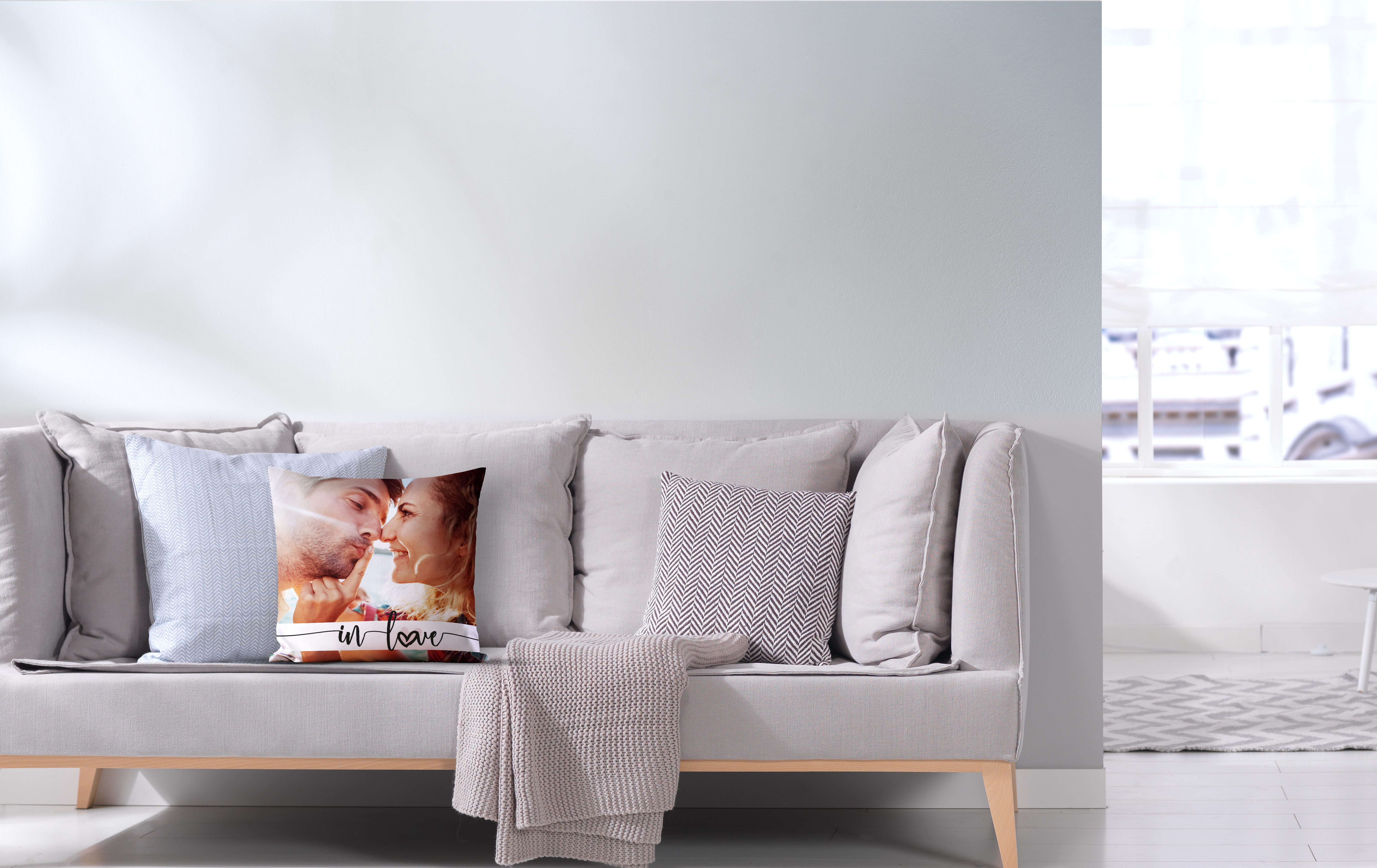Cojín personalizado con diseño y la foto de una pareja