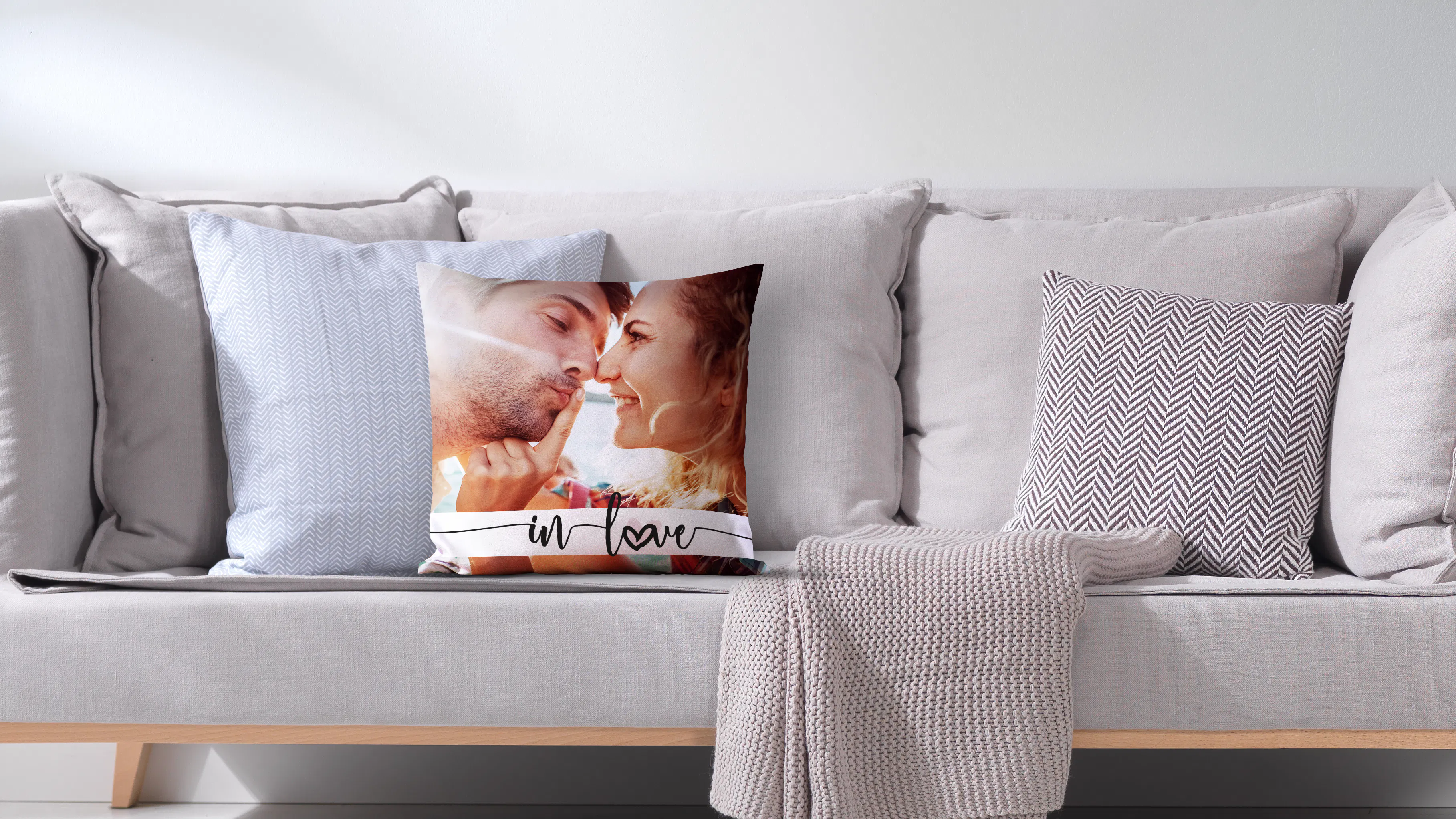 Cojín personalizado con diseño y la foto de una pareja Cojín personalizado con diseño y la foto de una pareja