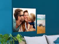 Posters avec photo de vacances en deux formats Deux formats de posters photo de vacances accrochés sur un mur bleu
