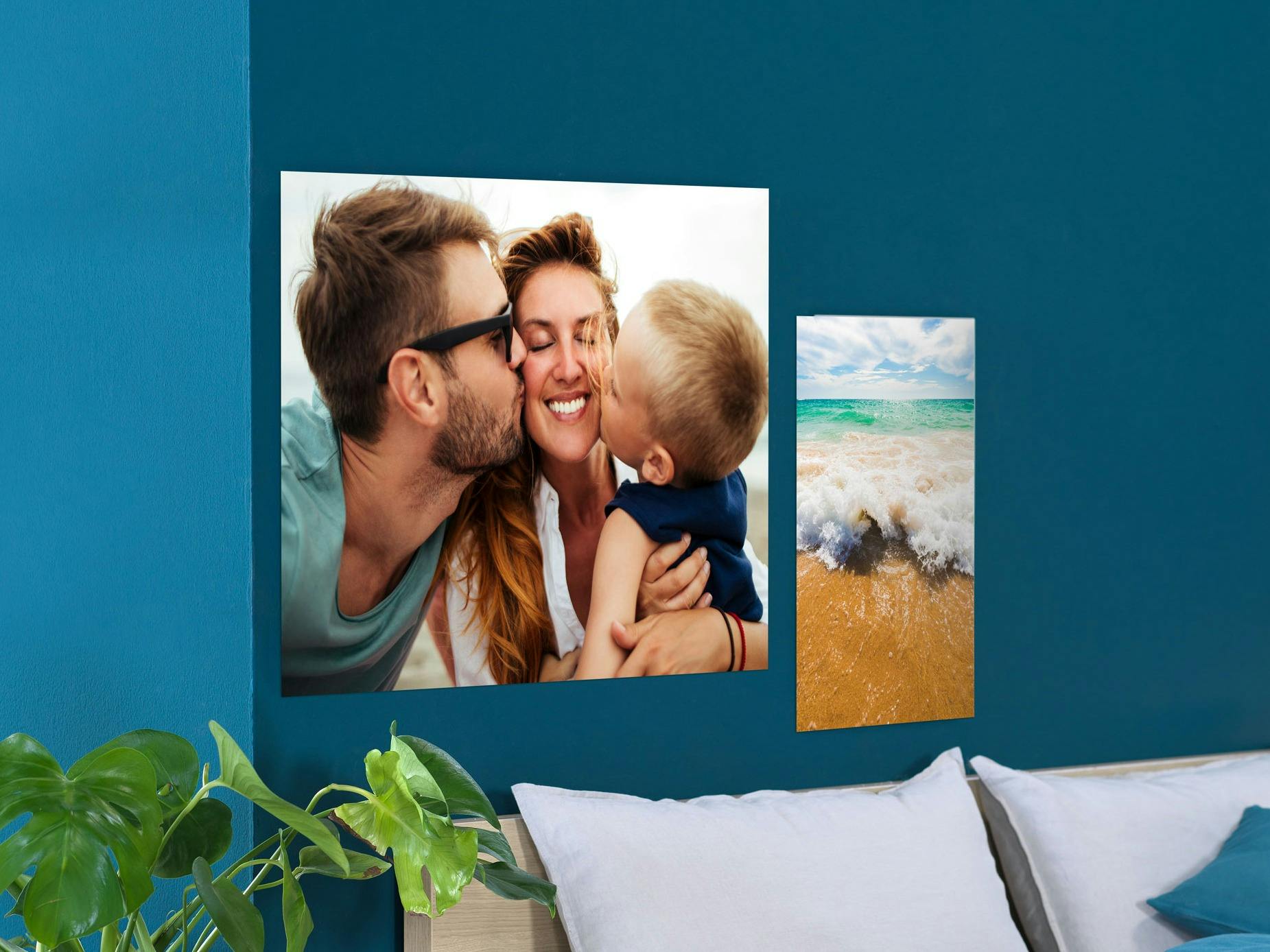 Deux formats de posters photo de vacances accrochés sur un mur bleu