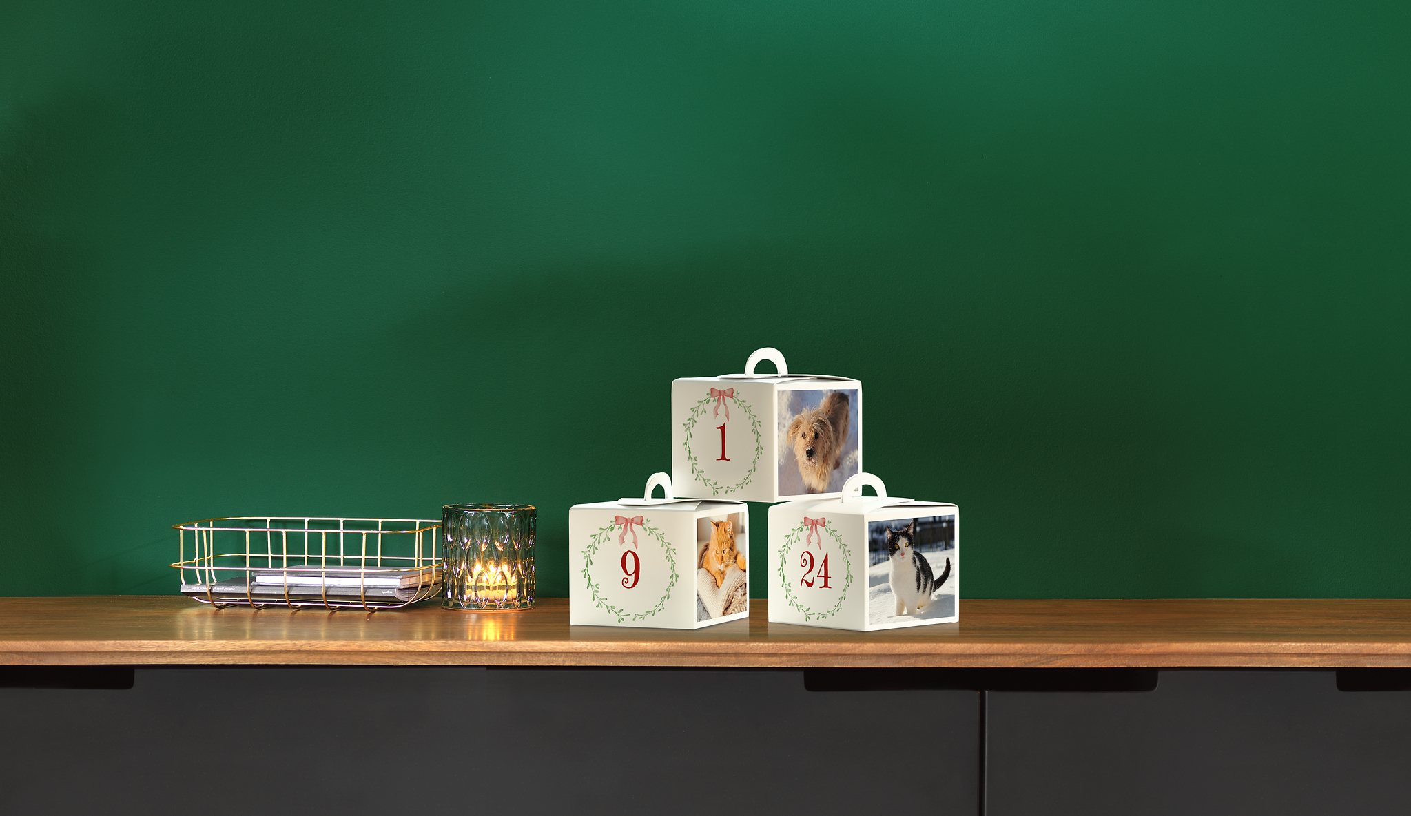 Auf einer Kommode stehen Schachteln eines selbst befüllbaren Adventskalenders personalisiert mit Haustierfotos.