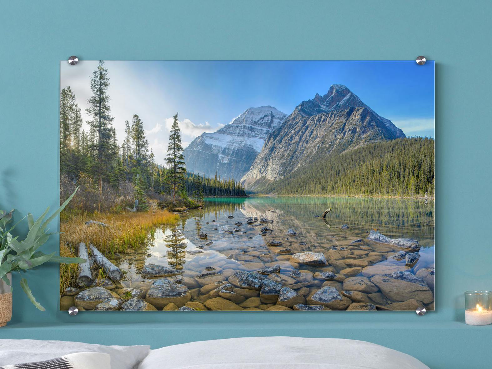 Photo sur plexiglas avec photo de paysage montagneux sur un mur bleu