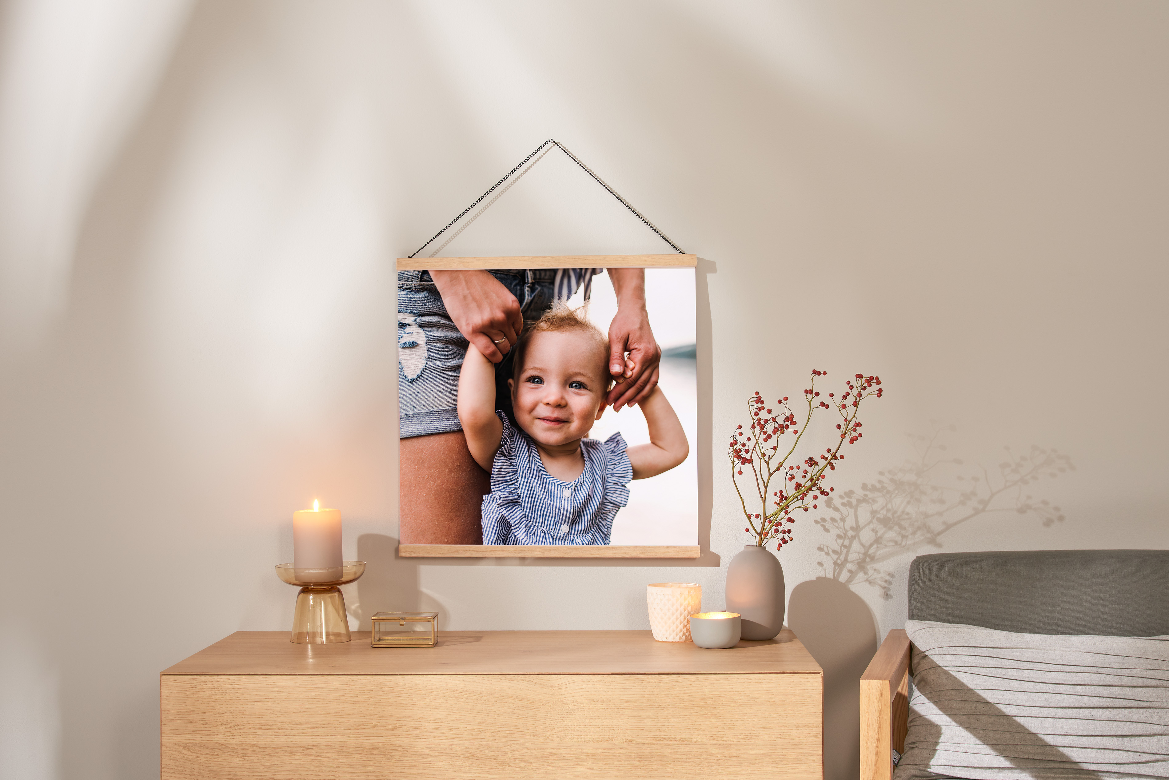 Fotoposter mit Holzleiste in Eichenoptik und einem Babymotiv im Ambiente