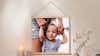 Fotoposter mit Holzleiste in Eichenoptik und einem Babymotiv im Ambiente