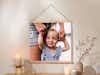 Gepersonaliseerde fotoposter met posterhanger van hout en een foto van een baby